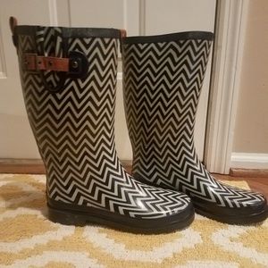 Chooka Navy/White Chevron Rain Boots - mid calf